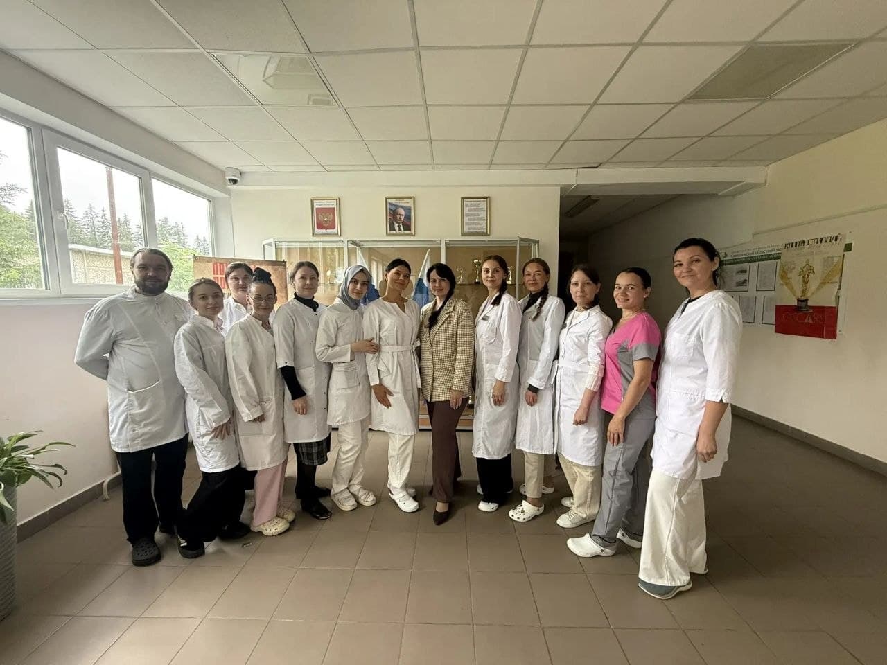 Выпускная группа на фоне Свердловского областного медицинского колледжа